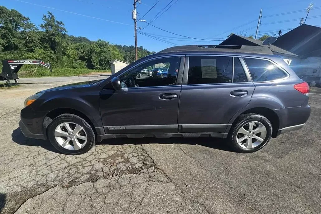 2014 Subaru Outback 2.5i Limited photo 1