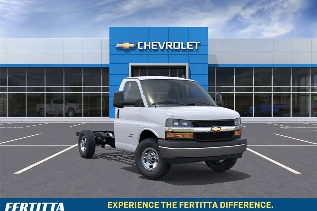 2025 Chevrolet Express Cutaway 3500 photo 1