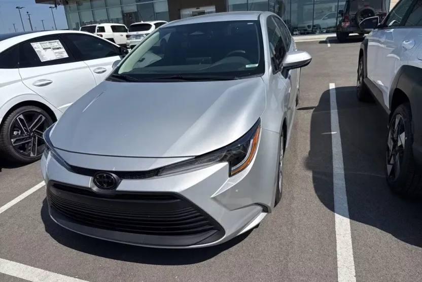 2023 Toyota Corolla LE photo 1
