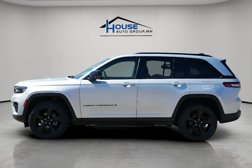 2023 Jeep Grand Cherokee Altitude photo 1