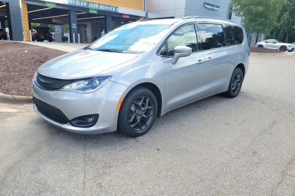 2020 Chrysler Pacifica Touring Plus photo 1