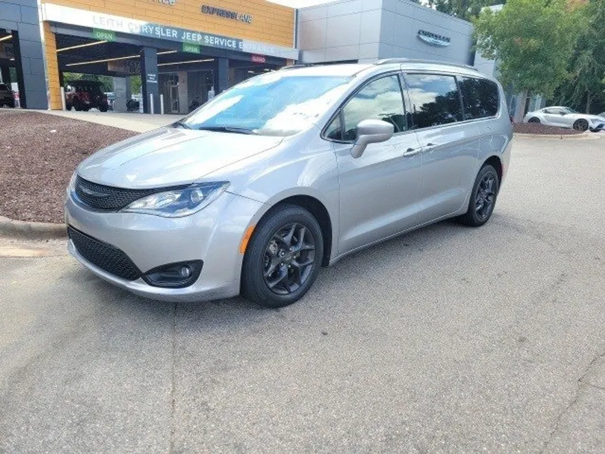 2020 Chrysler Pacifica Touring Plus photo 1