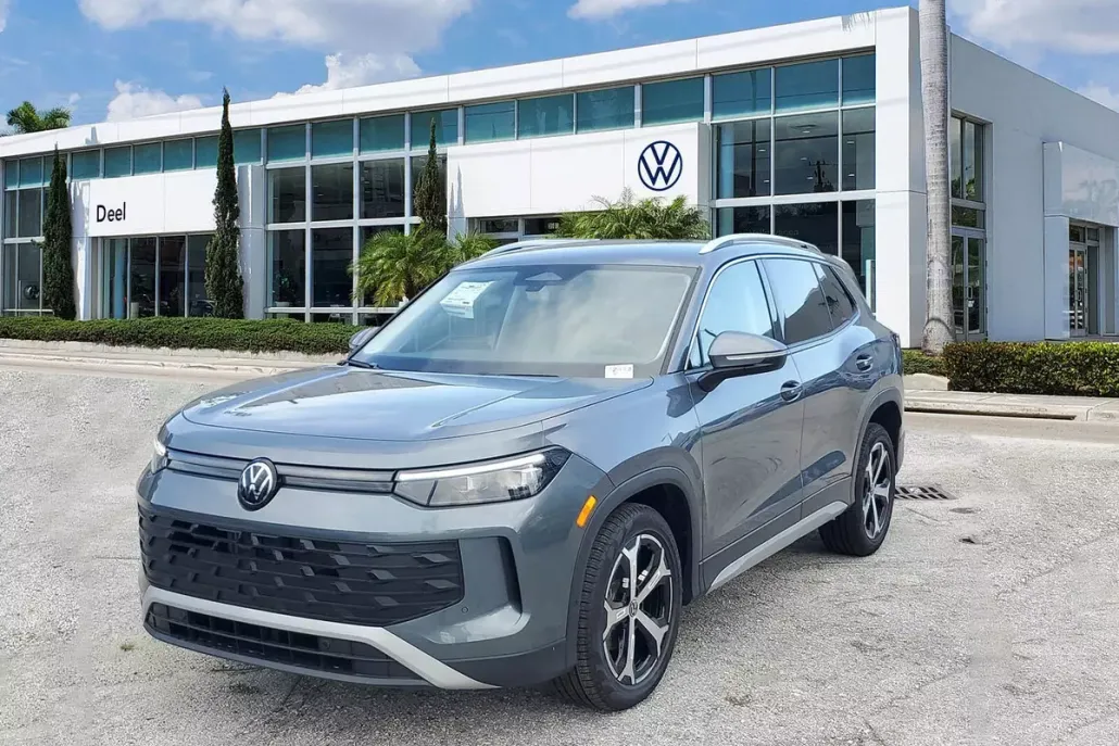 2025 Volkswagen Tiguan SE photo 1