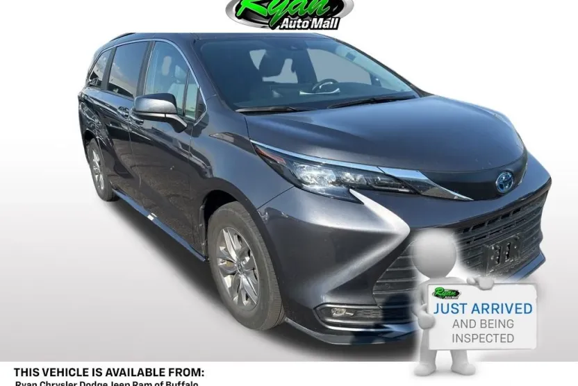2025 Toyota Sienna XLE photo 1