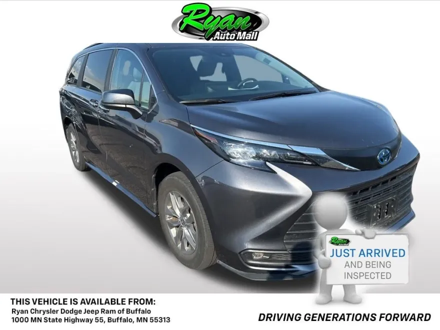 2025 Toyota Sienna XLE photo 1