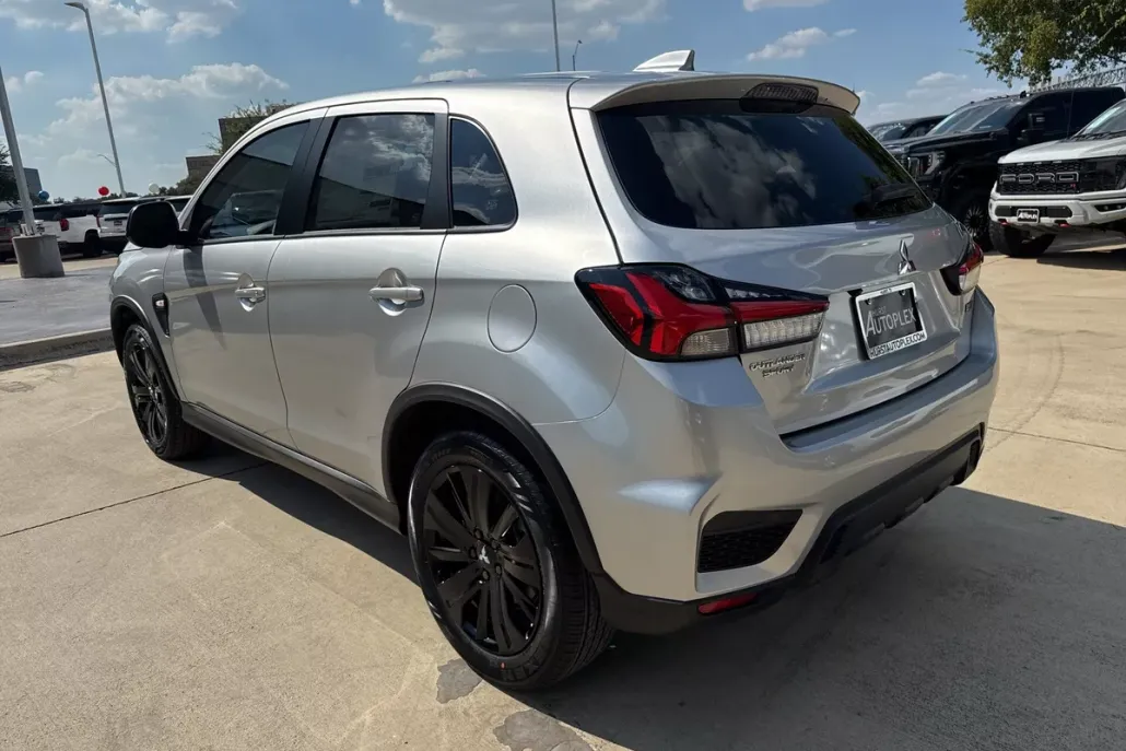 2025 Mitsubishi Outlander Sport LE photo 1