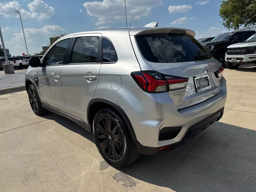 2025 Mitsubishi Outlander Sport LE photo 1