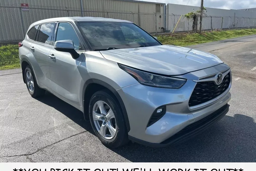 2021 Toyota Highlander LE photo 1