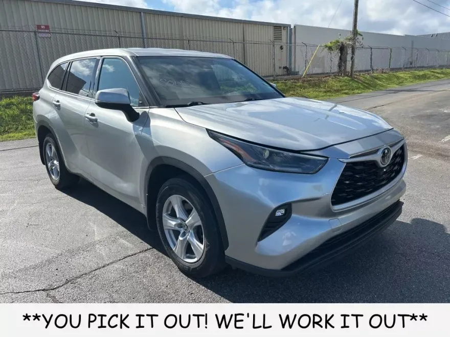 2021 Toyota Highlander LE photo 1