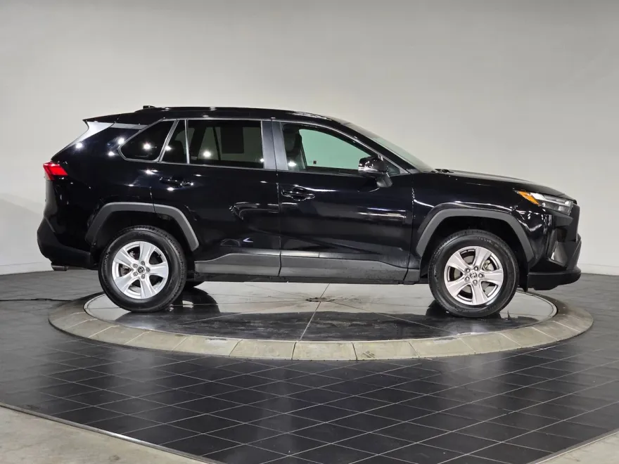 2023 Toyota RAV4 XLE photo 1