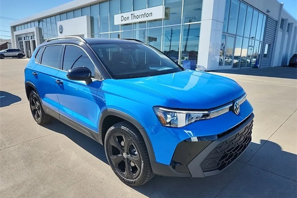 2025 Volkswagen Taos SE photo 1