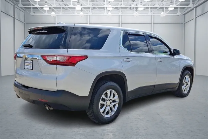 2021 Chevrolet Traverse LS photo 1