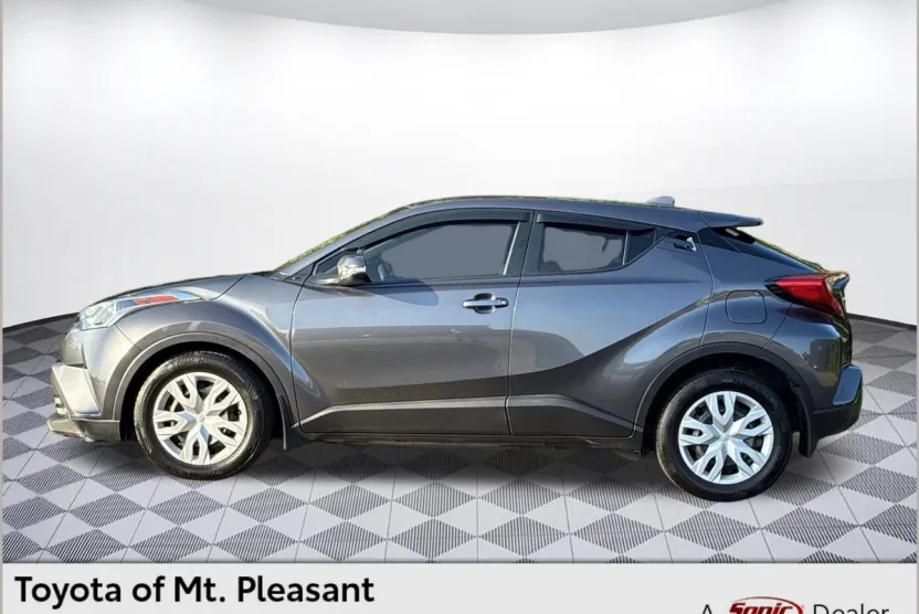 2019 Toyota C-HR XLE photo 1