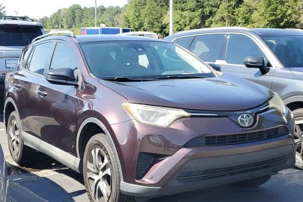 2018 Toyota RAV4 LE photo 1