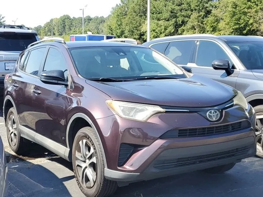 2018 Toyota RAV4 LE photo 1