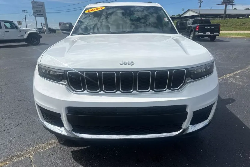2025 Jeep Grand Cherokee Laredo photo 1
