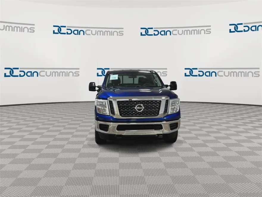 2017 Nissan Titan SV photo 1