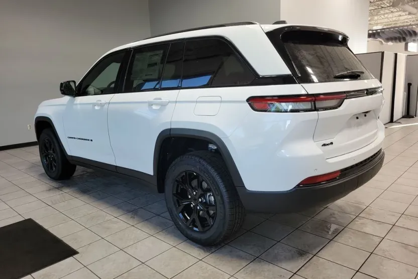 2025 Jeep Grand Cherokee Laredo Altitude photo 1