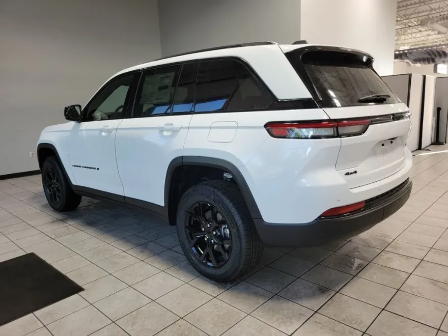 2025 Jeep Grand Cherokee Laredo Altitude photo 1