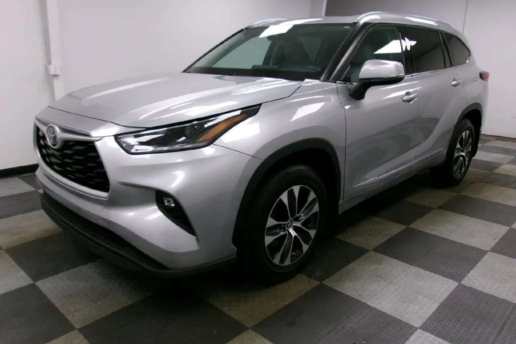 2021 Toyota Highlander XLE photo 1