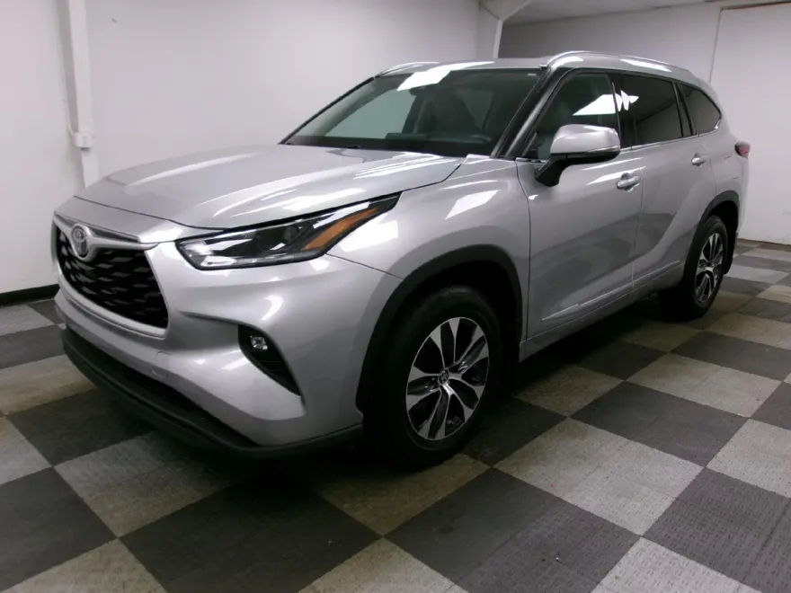 2021 Toyota Highlander XLE photo 1