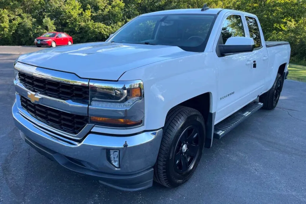 2017 Chevrolet Silverado 1500 LT photo 1