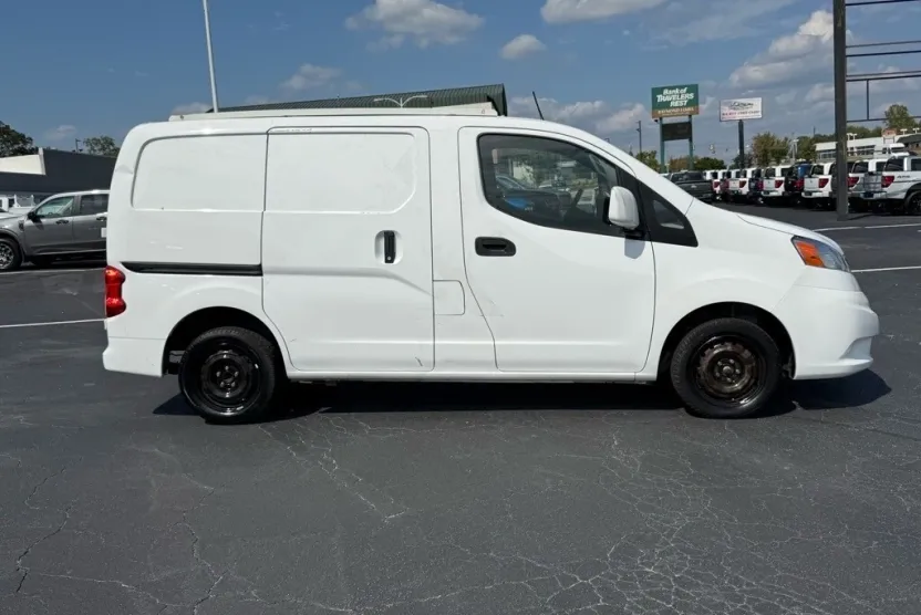 2017 Nissan NV200 SV photo 1