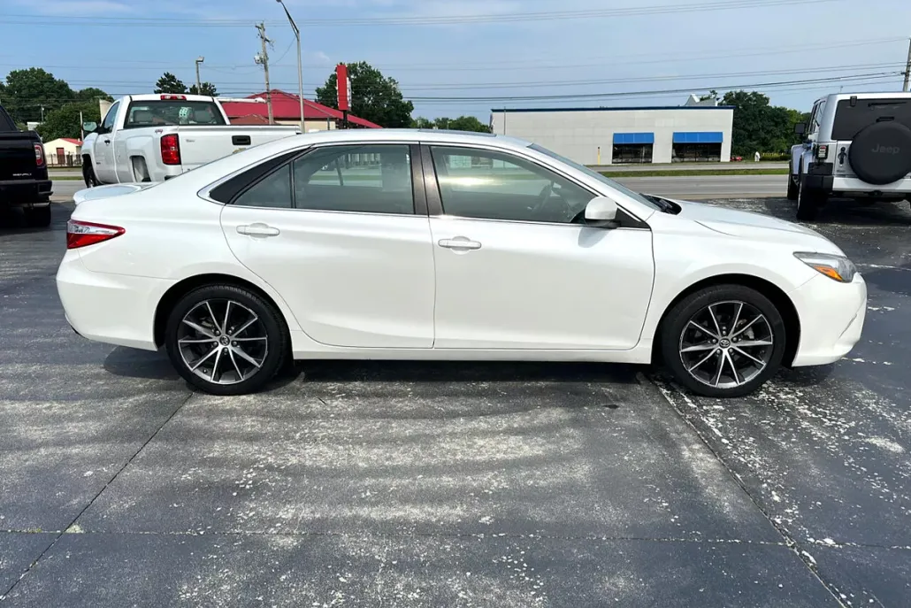 2017 Toyota Camry XLE photo 1