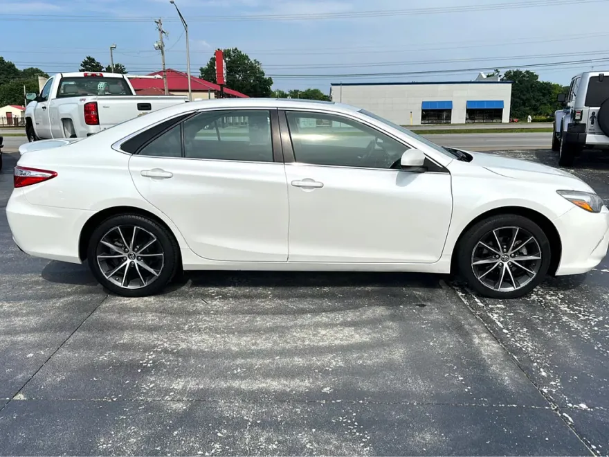 2017 Toyota Camry XLE photo 1