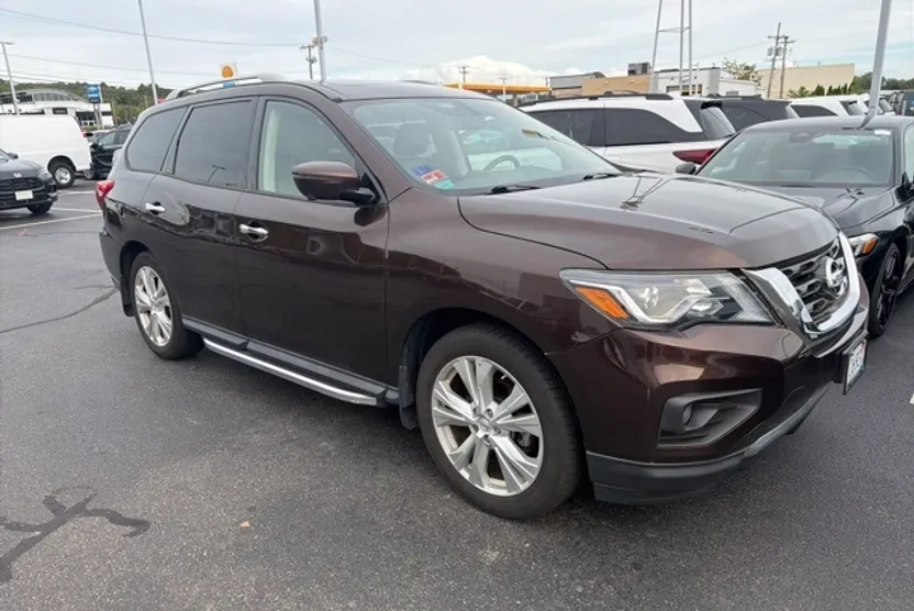 2019 Nissan Pathfinder SL photo 1