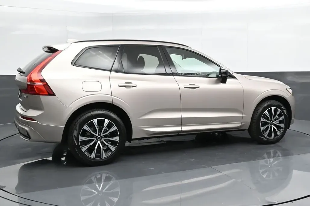 2025 Volvo XC60 B5 Core photo 1