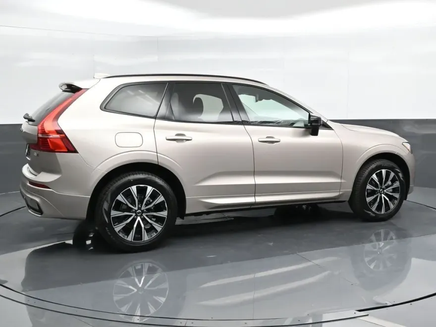 2025 Volvo XC60 B5 Core photo 1