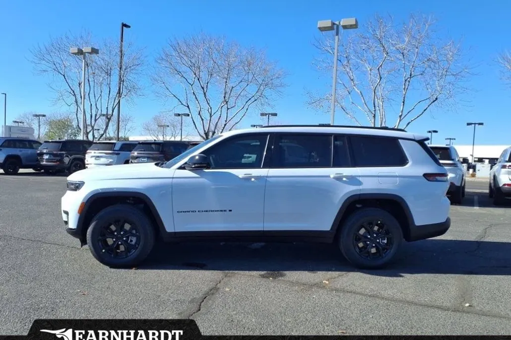 2025 Jeep Grand Cherokee Laredo Altitude photo 1