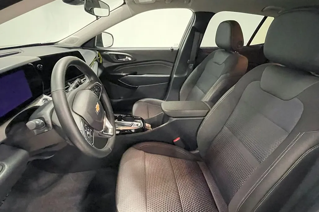 2024 Chevrolet Trax LT photo 1