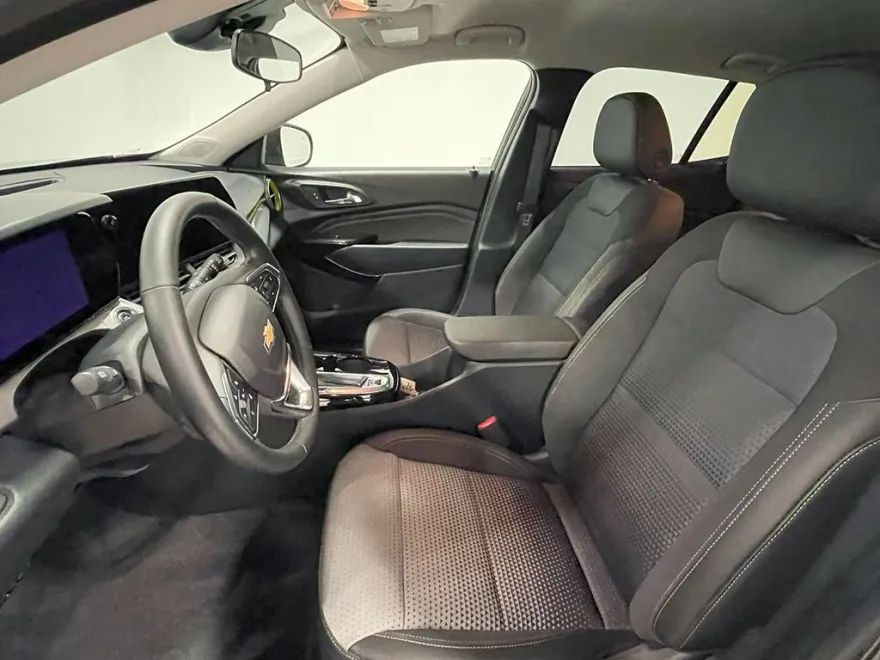 2024 Chevrolet Trax LT photo 1