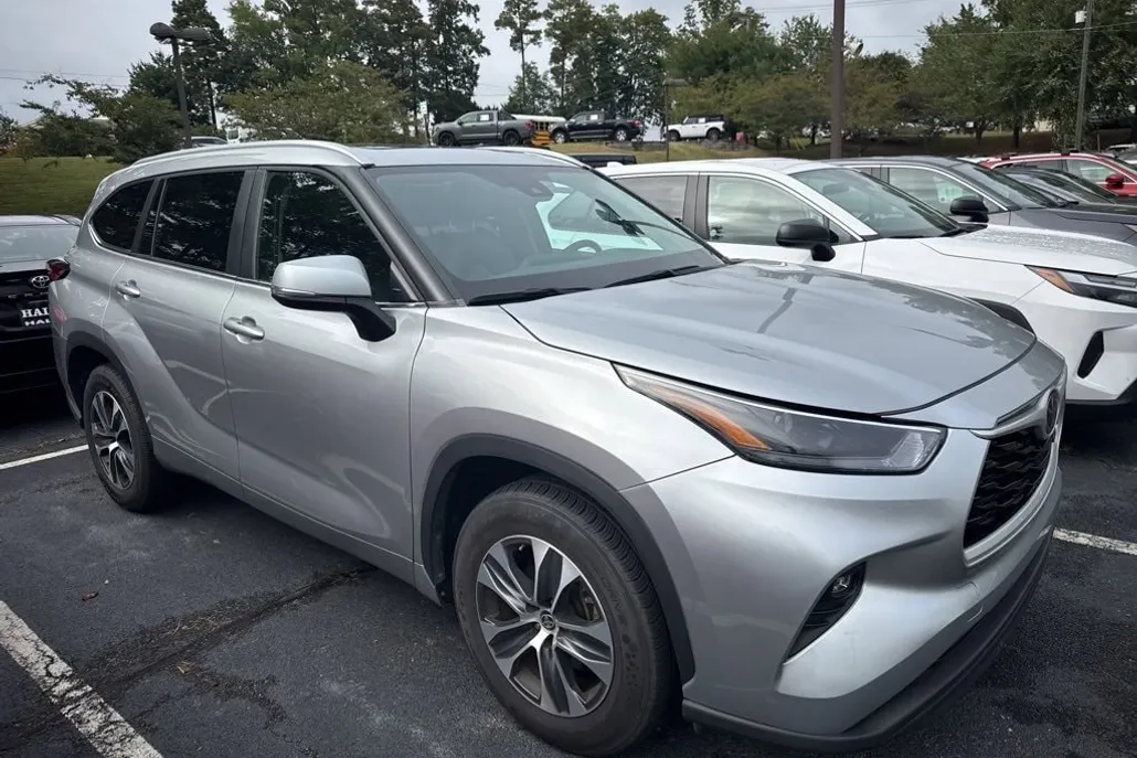 2023 Toyota Highlander XLE photo 1