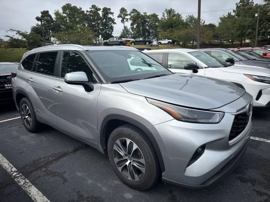 2023 Toyota Highlander XLE photo 1