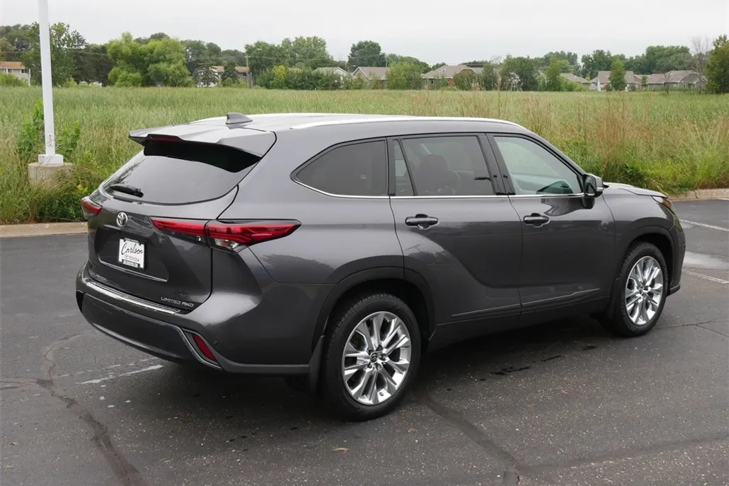 2022 Toyota Highlander Limited photo 1