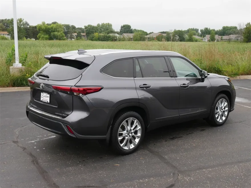 2022 Toyota Highlander Limited photo 1