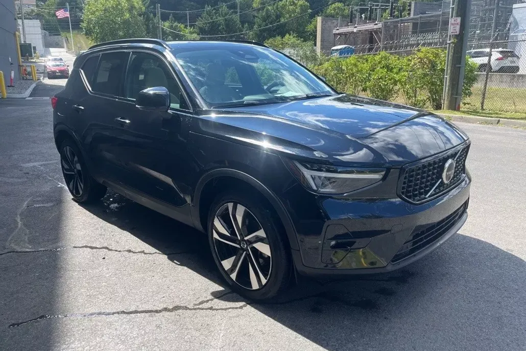 2024 Volvo XC40 Plus photo 1