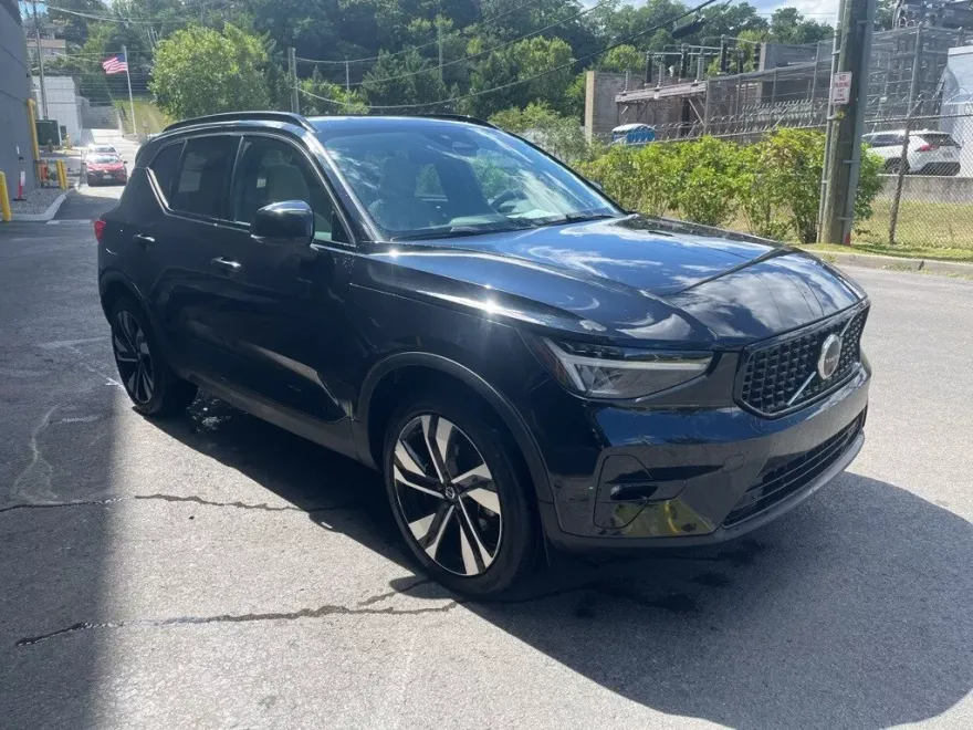 2024 Volvo XC40 Plus photo 1