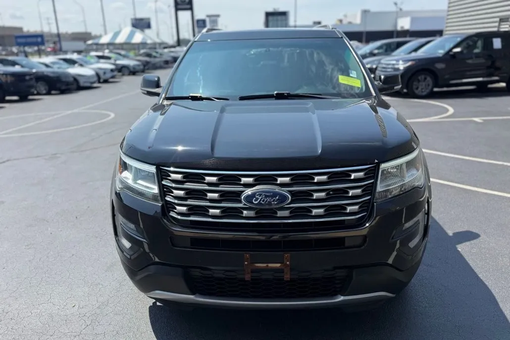 2017 Ford Explorer XLT photo 1