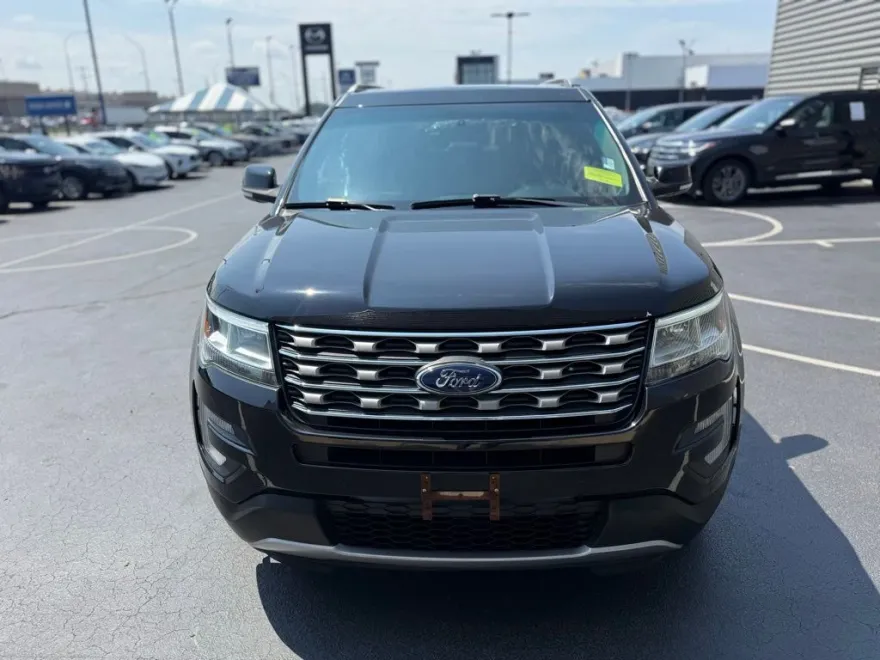 2017 Ford Explorer XLT photo 1