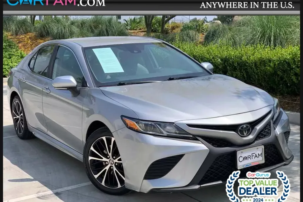 2019 Toyota Camry SE photo 1