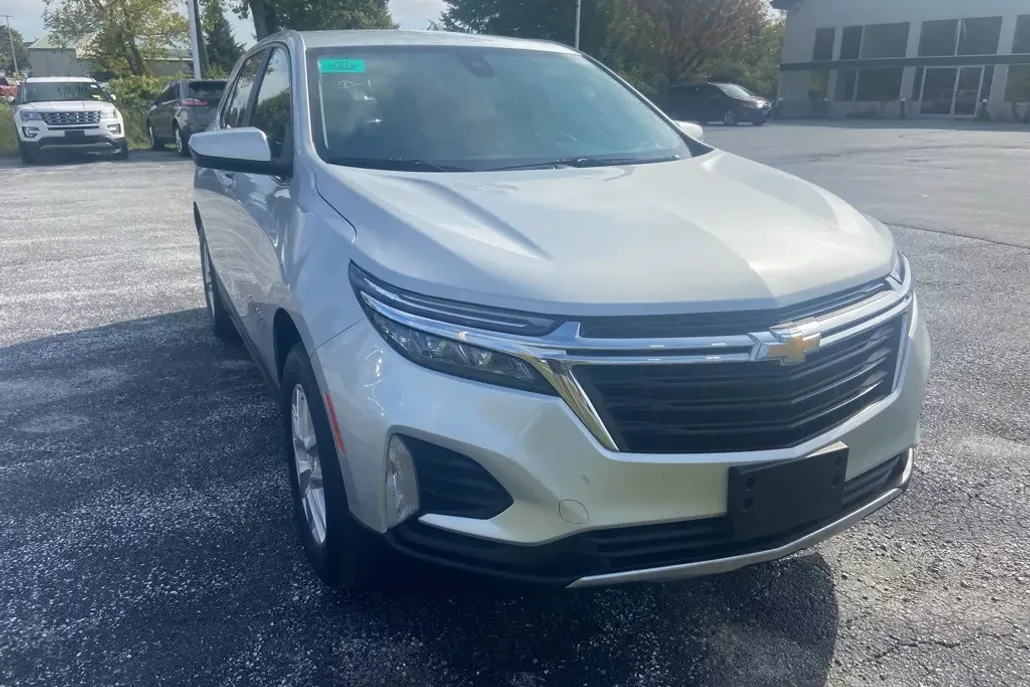2022 Chevrolet Equinox LT photo 1