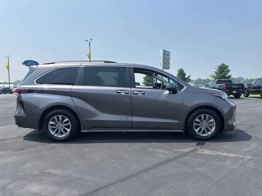 2022 Toyota Sienna XLE photo 1