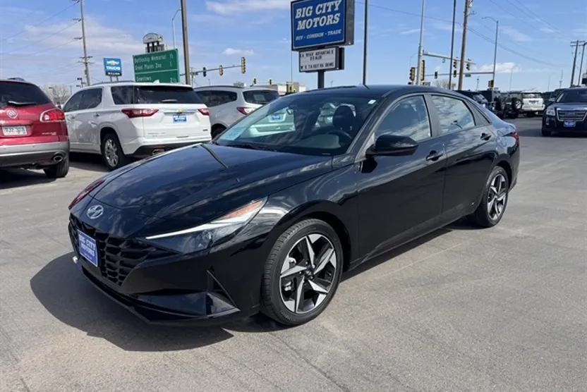 2023 Hyundai Elantra SEL photo 1