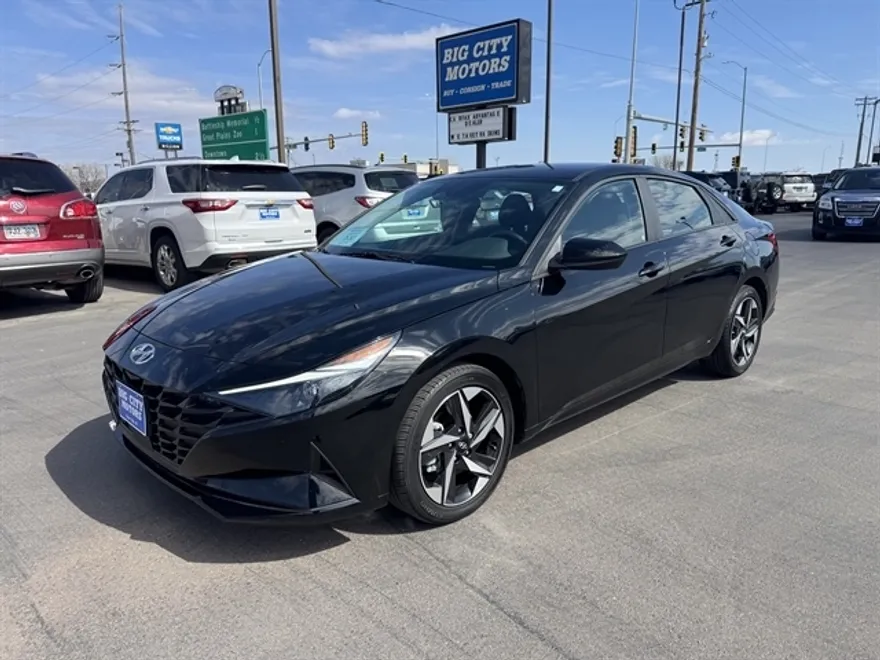 2023 Hyundai Elantra SEL photo 1