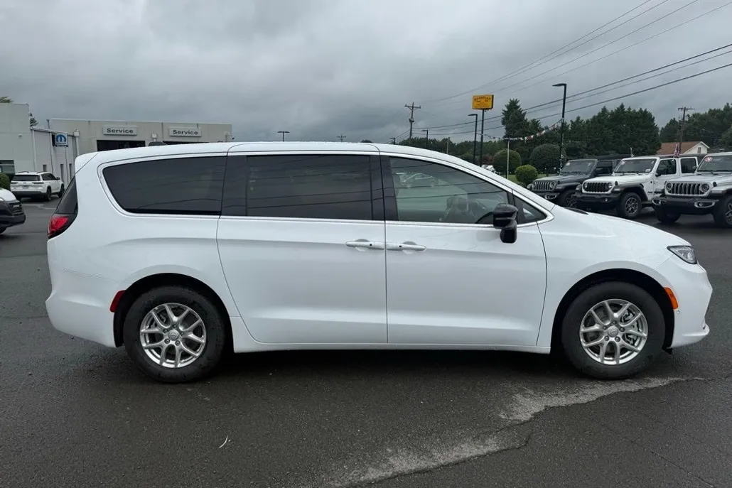 2026 Chrysler Pacifica photo 1