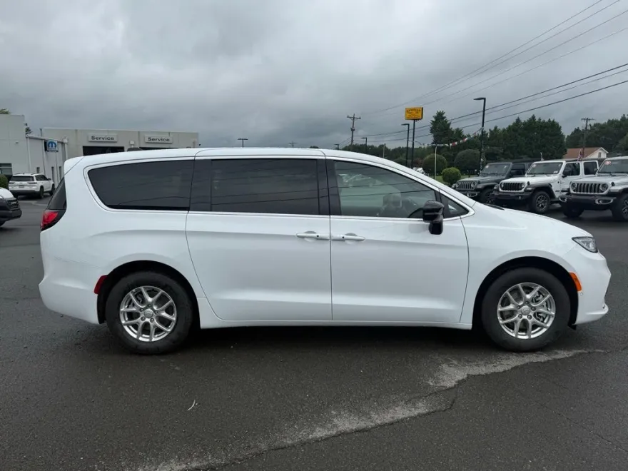 2026 Chrysler Pacifica photo 1